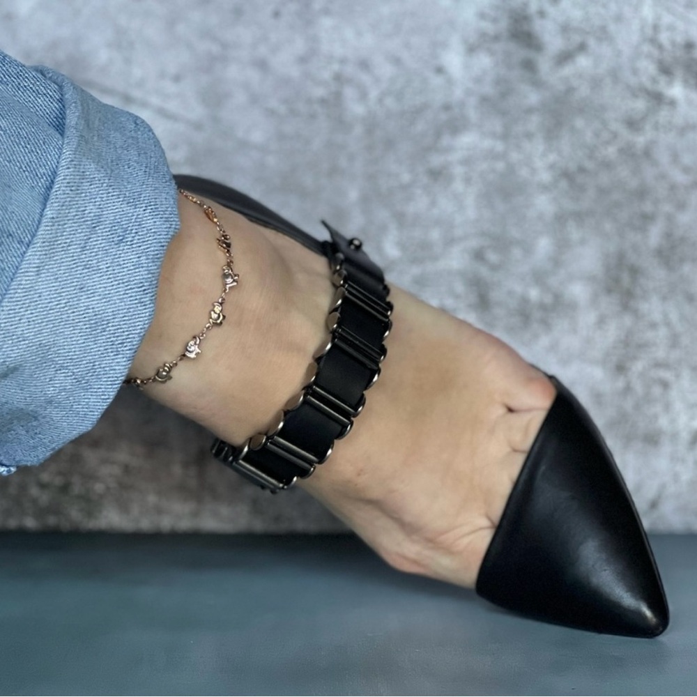 Black Leather Pump Heels Pointy Toes with a Chain Detail - Picture 9 of 10
